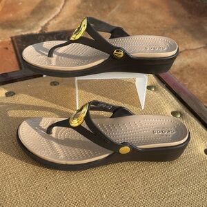 Crocs Sanrah Beveled Circle Dark Brown Gold Details Women’s Sandals Size 9